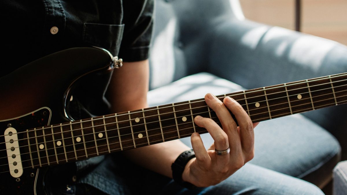 Comment choisir entre une guitare acoustique et une guitare électrique