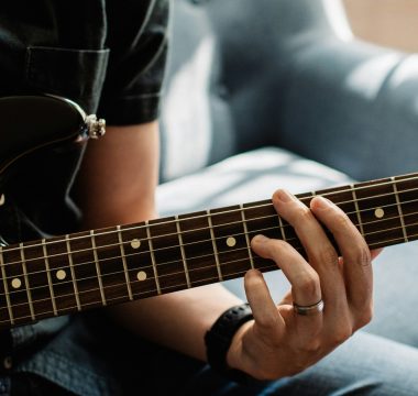 Comment choisir entre une guitare acoustique et une guitare électrique