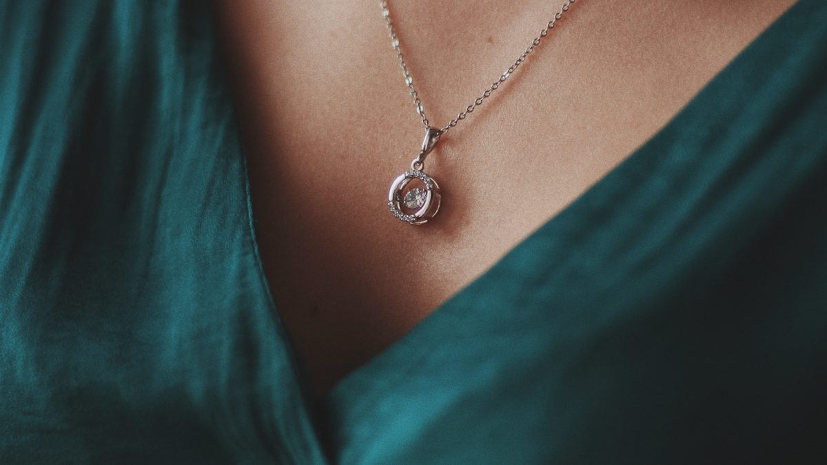 Quels sont les critères essentiels pour choisir un pendentif en diamant de qualité ?