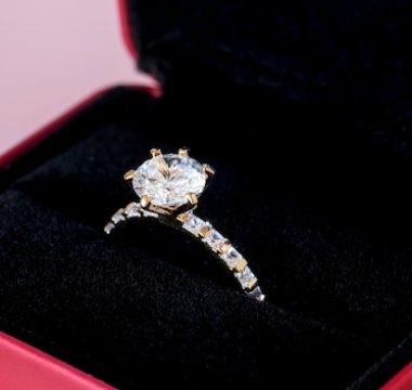 Comment reconnaître une vraie bague Cartier ? Conseils et astuces