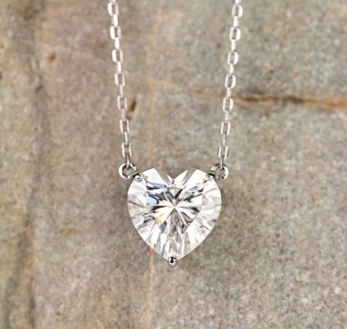 Pendentif en diamant : un bijou symbole d’amour et d’élégance