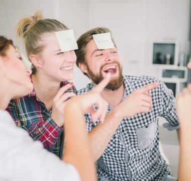 Jeux de soirée adultes : pourquoi le défi pimenté s'invite dans nos salons